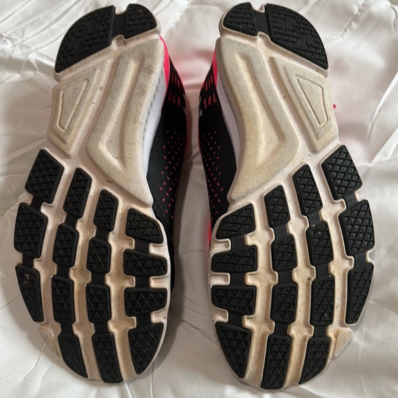 Under Armour speed swift black & hot pink tennis shoe. Size .9 - Picture 5 of 5